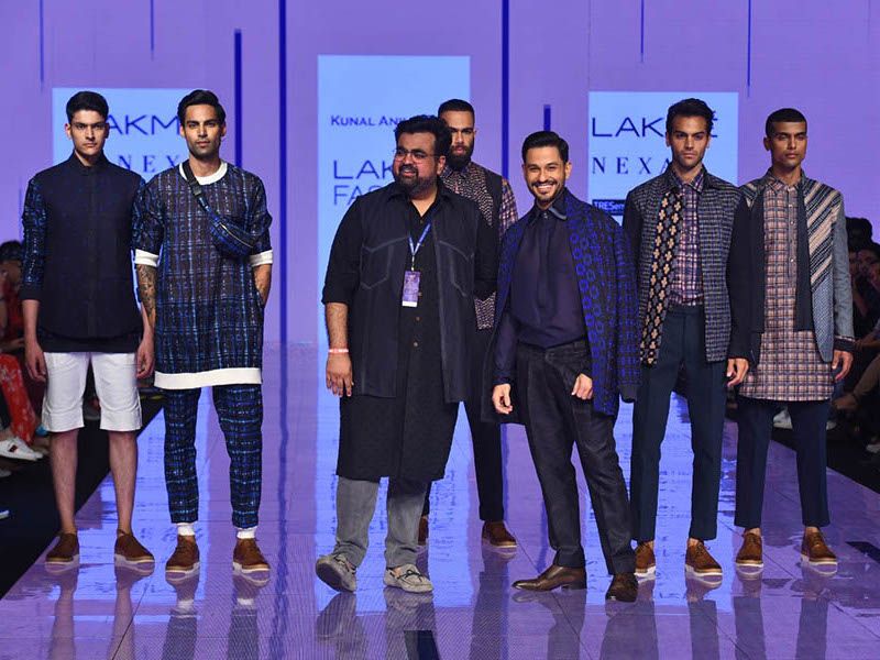 Designer_Kunal_Anil_Tanna_and_Showstopper_Kunal_Kemmu_on_Day_5_of_Lakme_Fashion_Week_SS_20