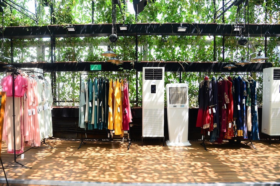 Anju_Modi_Spring_Summer_19_Collection_-_Anju_Modi_X_Tyaani_by_Karan_Johar_2_