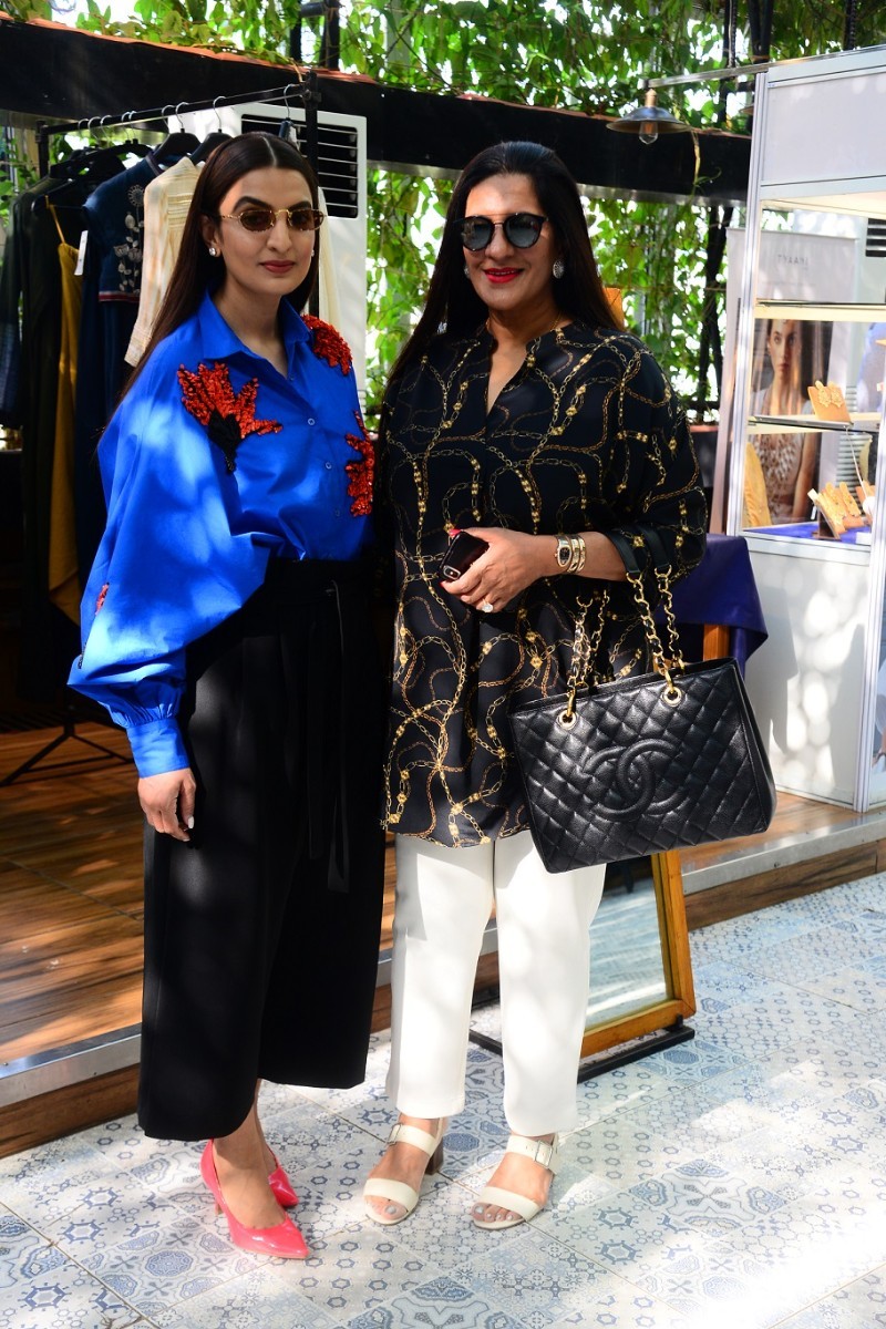 Ranveer_Singh_s_Family_-_mother_Anju_Bhavnani_Singh_and_Sister_at_the_Preview_of_Anju_Modi_X_Tyaani_by_Karan_Johar